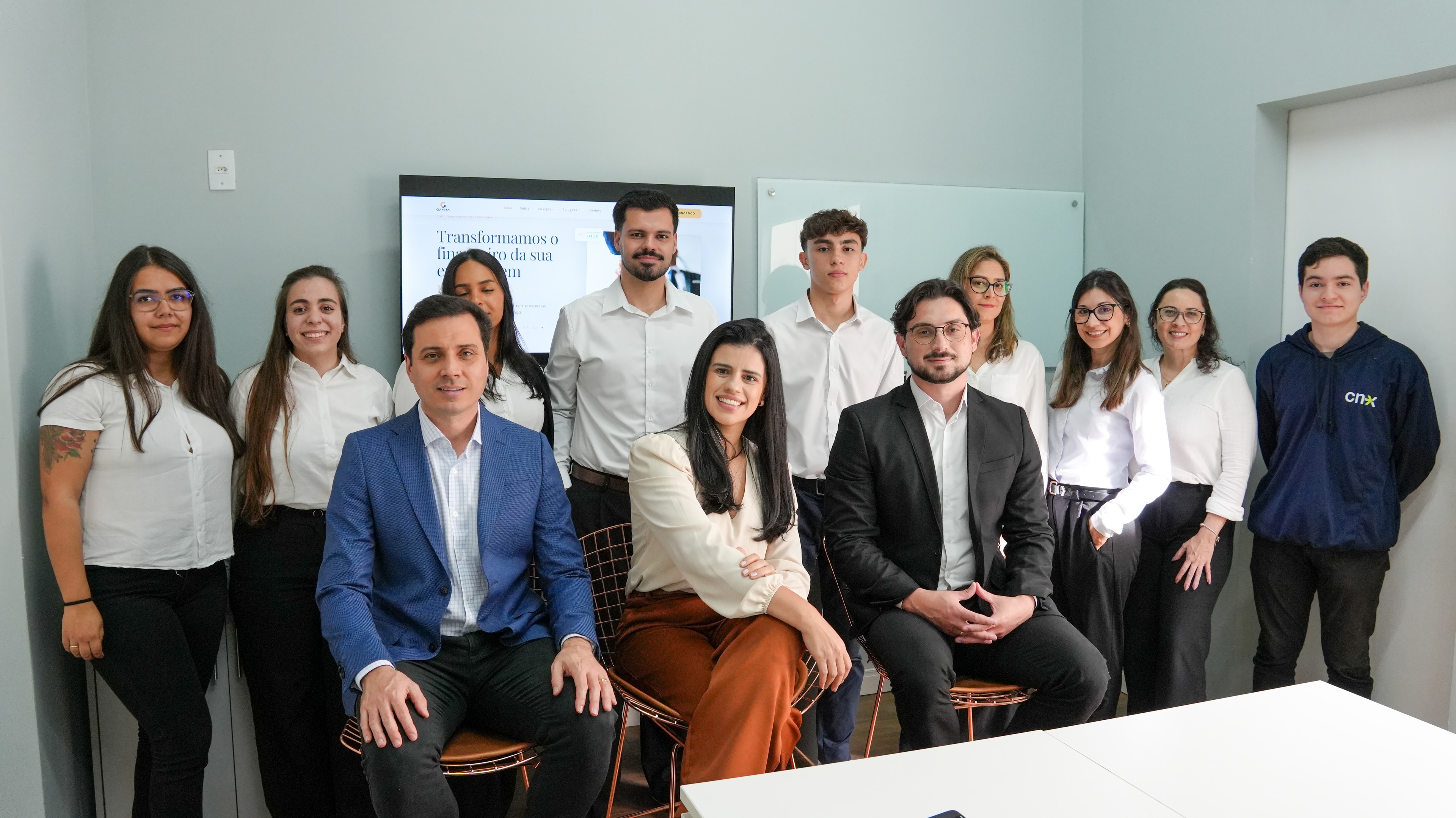 Equipe da CNX Contabilidade reunida no escritório