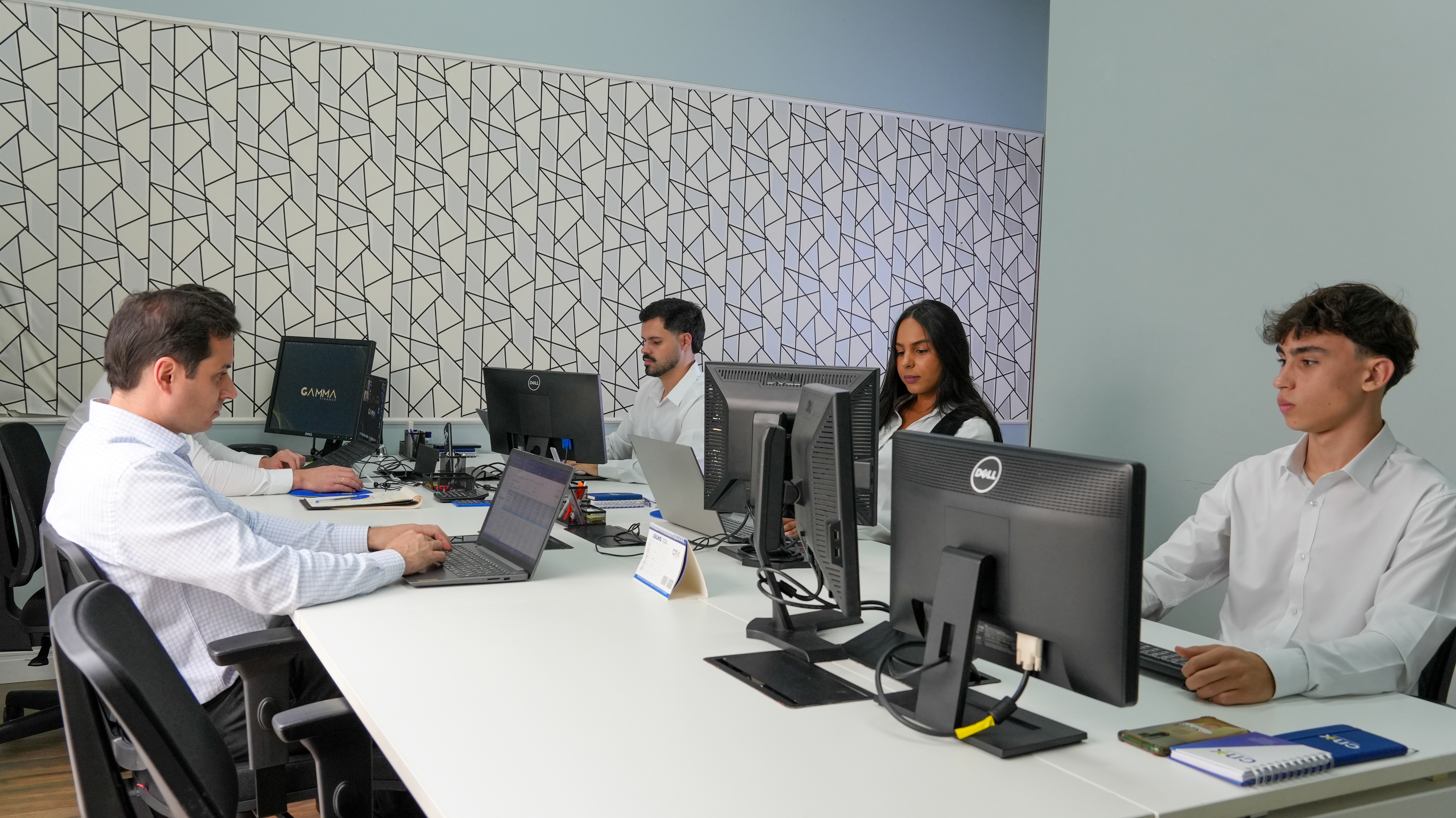 Equipe da CNX trabalhando no escritório